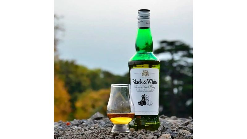 Whisky Black And White 750ml - Masxmenos | Costa Rica